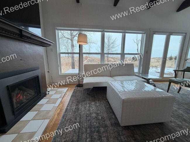 Building Photo - Beautifully updated 3 bed 2 bath house in Miller Beach.