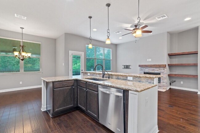 Building Photo - 10104 Longhorn Skyway