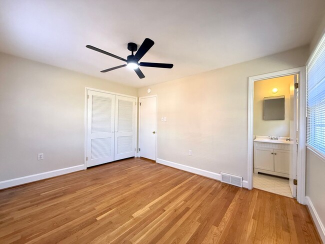 Building Photo - 2841 Deerwood Dr