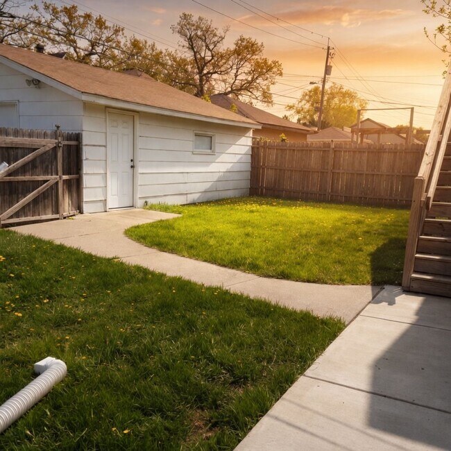 Building Photo - Updated 1 bedroom 1 bath, Upper Level Unit