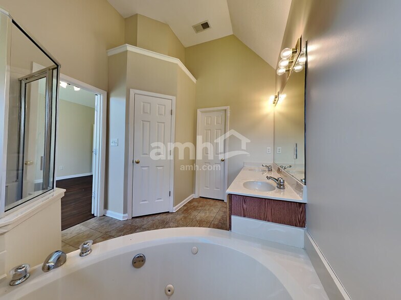 Building Photo - 1616 Sawmill Creek Ln