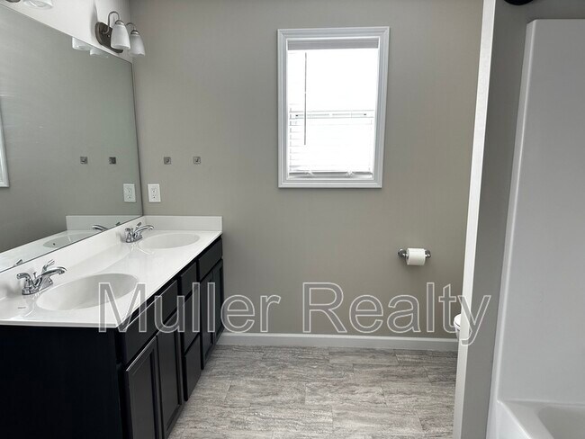 Building Photo - 7959 Cambridge Reserve Dr