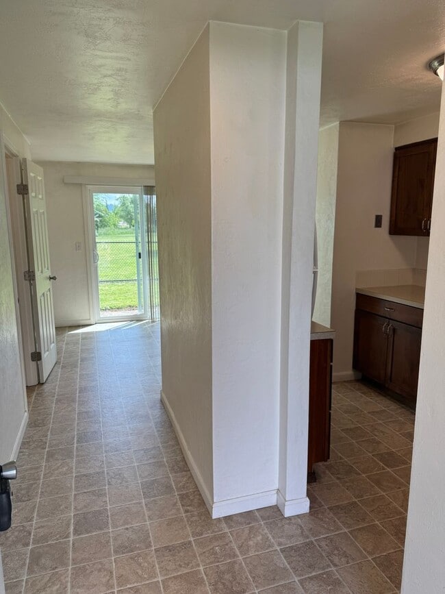 Building Photo - 2 bedroom 1.5 bathroom duplex in Springfield!