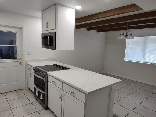 Building Photo - 2179 E Palmcroft Dr