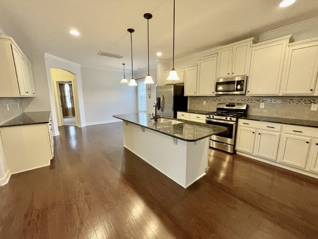 Building Photo - 5 bed, 3 bath Nest in Surrey Meadows