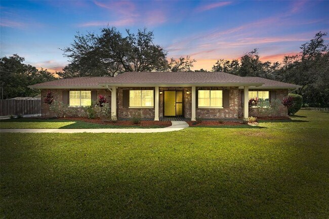 Primary Photo - 1908 N Village Ave