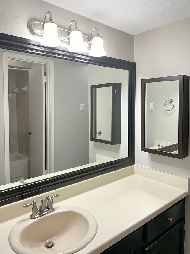 Building Photo - 2-Bed, 2-Bath Townhome with Flexible Floor...