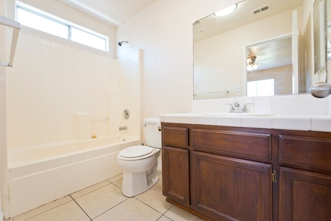 Building Photo - SW-Bakersfield 3 bedrooms 2 baths house