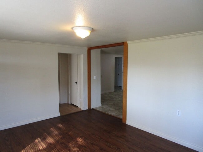 Building Photo - *PRICE REDUCED* 2 Bedroom Home with Large ...