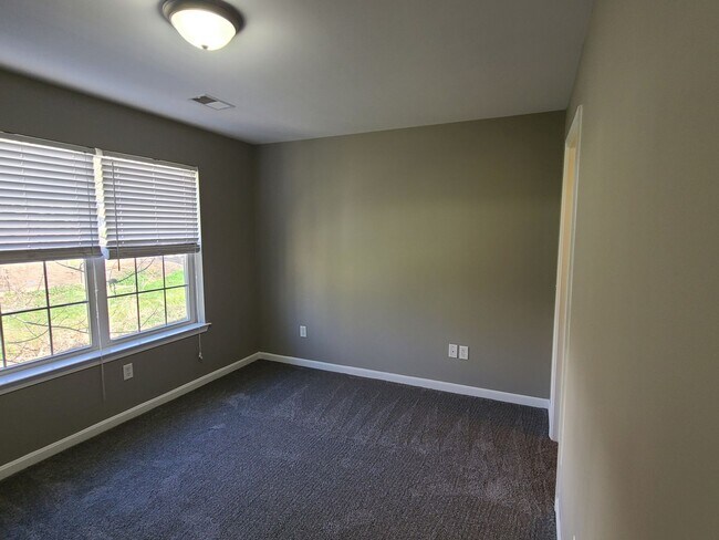Building Photo - 3 bedroom,  2 1/2 bath town home in Waynesboro PA END UNIT
