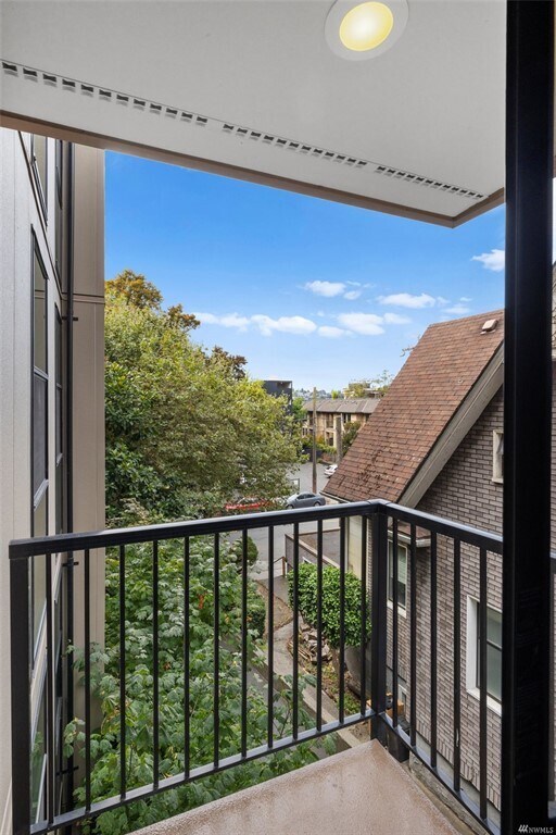 Your perch in the canopy - 730 Bellevue Ave E