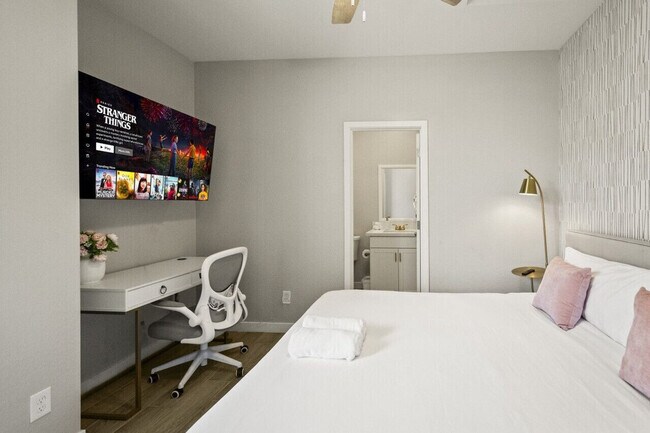 Building Photo - 6612 W Paradise Ln