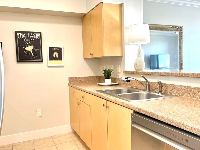 Building Photo - 616 Clearwater Park Rd