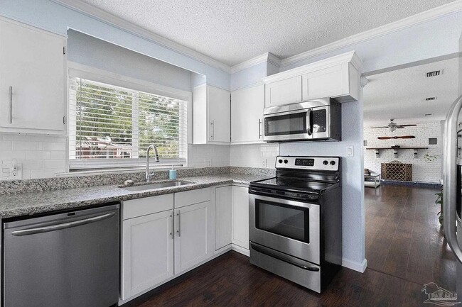 Building Photo - Discover the Allure of this Charming, Downtown 3 bedroom/2 Bath!