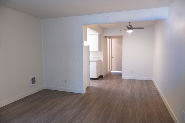 Building Photo - Classic Charm in an Irvington Flat!