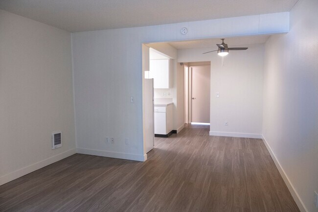 Building Photo - Inviting Irvington Flat with Timeless Appeal!