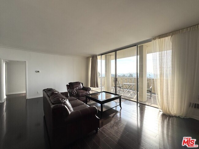 Building Photo - 4411 Los Feliz Blvd