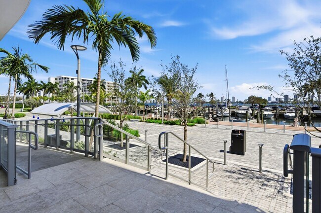 Building Photo - 220 Lake Shore Dr