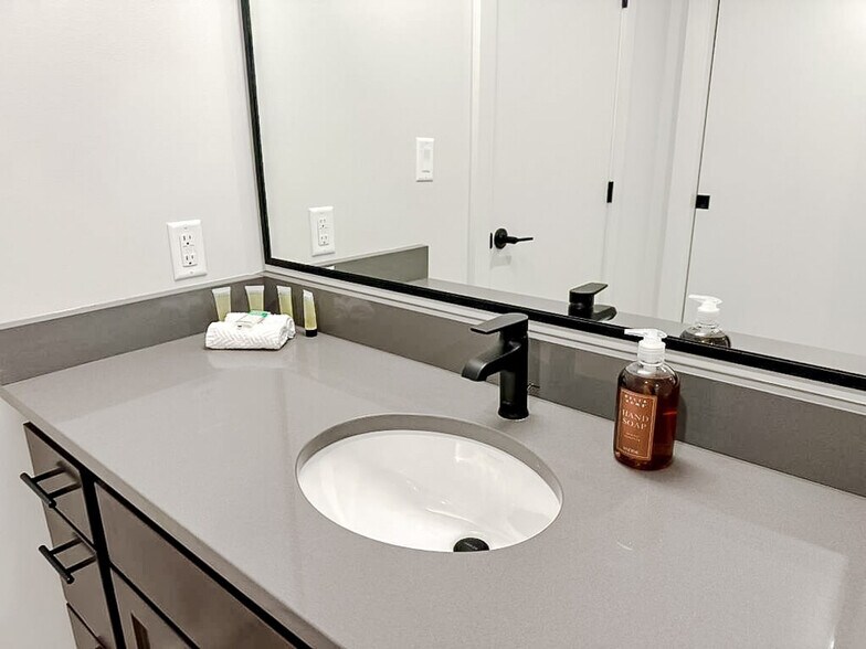 Building Photo - 605 W 4th St N