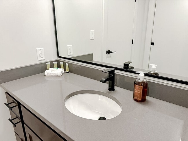 Building Photo - 605 W 4th St N