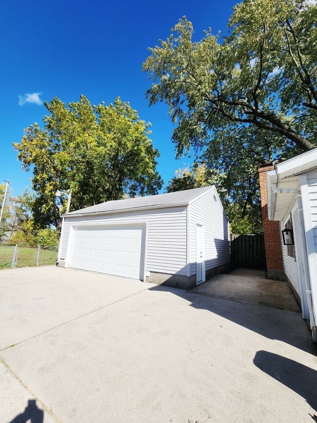 Building Photo - 564 Haller St