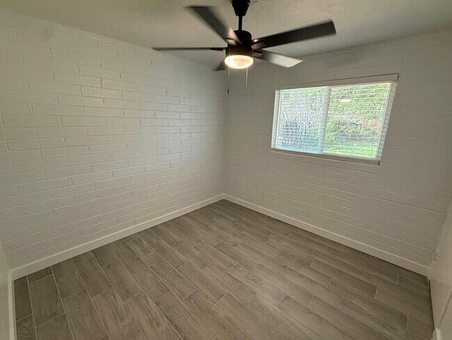 Building Photo - 2206 W Vista Ave