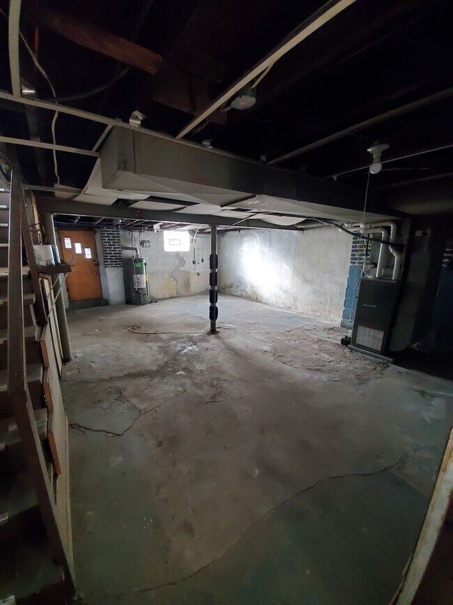 Building Photo - 3 Bedroom Section 8 approved! ASAP move in!