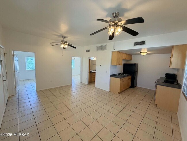 Building Photo - 934 N Campbell Ave