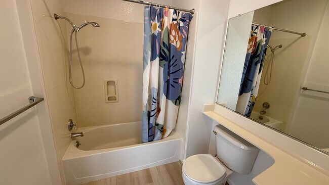 Building Photo - Epic REA - Top floor, Sweeping Views, 3 BR...