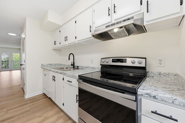 Building Photo - Updated 2BR Townhome in Prime Chapel Hill Location with Pool & Tennis!