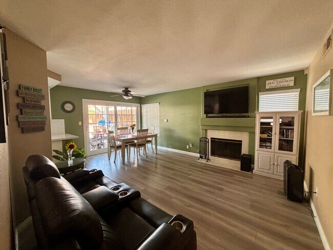 Building Photo - Beautiful 4 Bedroom Pool Home with Solar i...