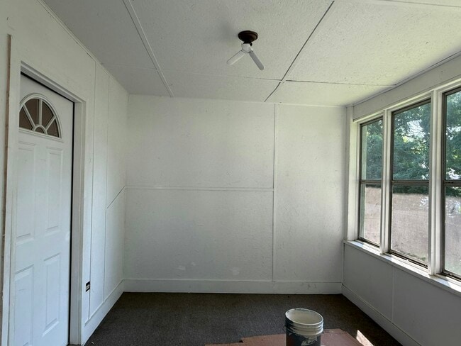 Building Photo - 820 Hall St