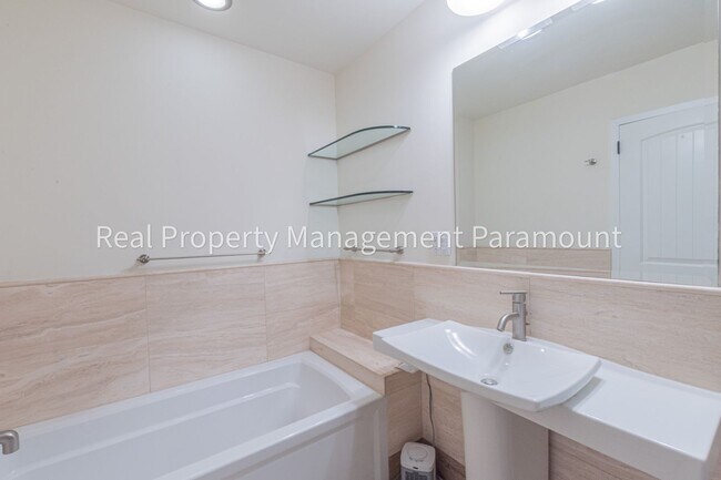 Building Photo - Beautiful One Bedroom Apartment in Los Ang...