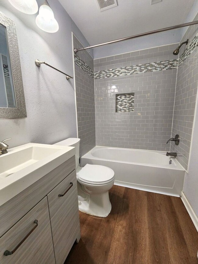 Building Photo - Stunning 4/2 Redecorated Home Close to I-110!