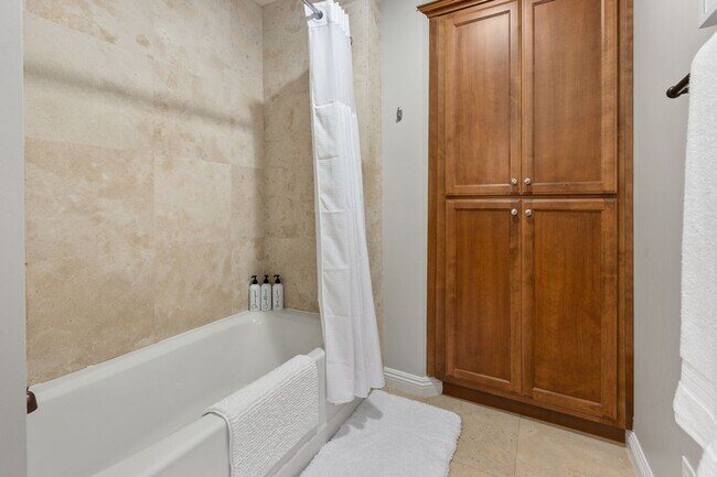 Building Photo - 3 bed 2.5  bath in the Heart of Mission Beach