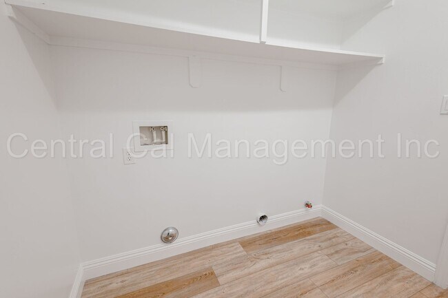 Building Photo - 4 Bedroom/2 Bath Home with an office and S...