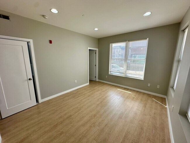 Building Photo - 1507 W Oxford St