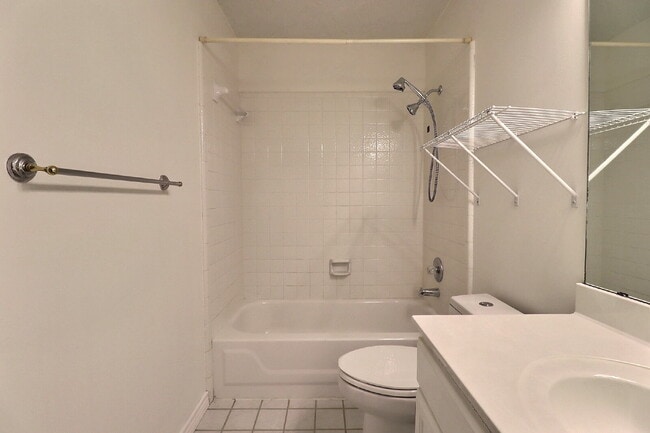 Building Photo - Move-In Ready 3-Bedroom with Included Washer/Dryer and Refrigerator in Northwest San Antonio.