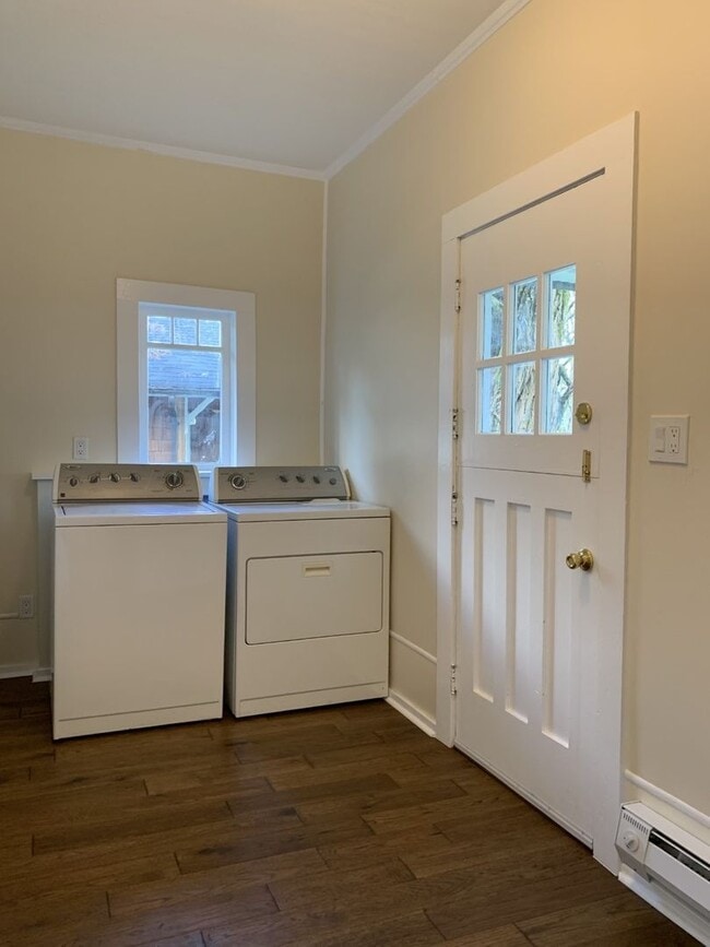 Building Photo - Remodeled 2 Bedroom 1 Bath Home in Downtow...