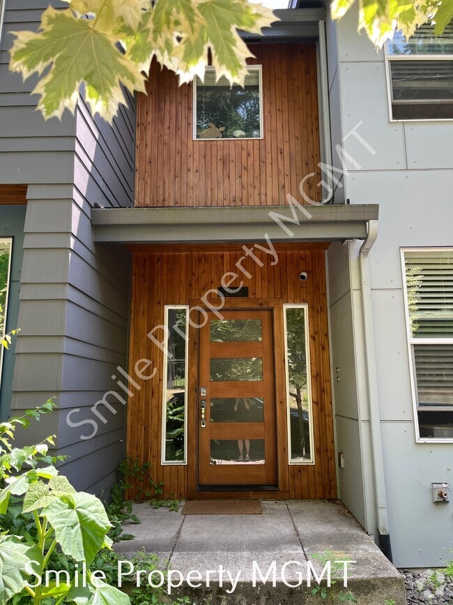 Building Photo - 2416 SE Morrison St