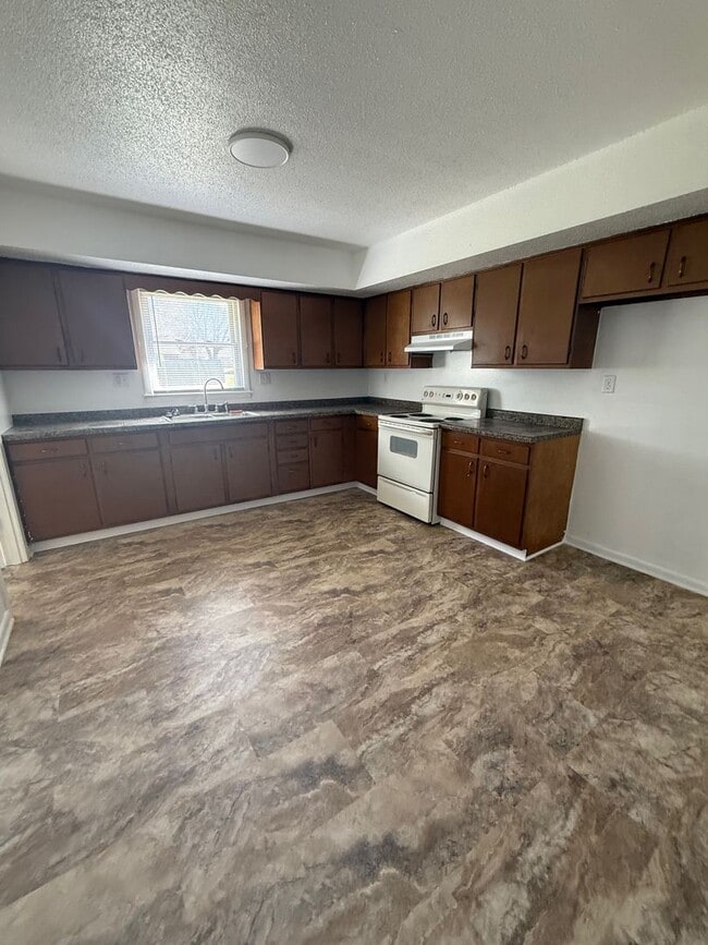 Building Photo - 104-104 N Birchwood Dr