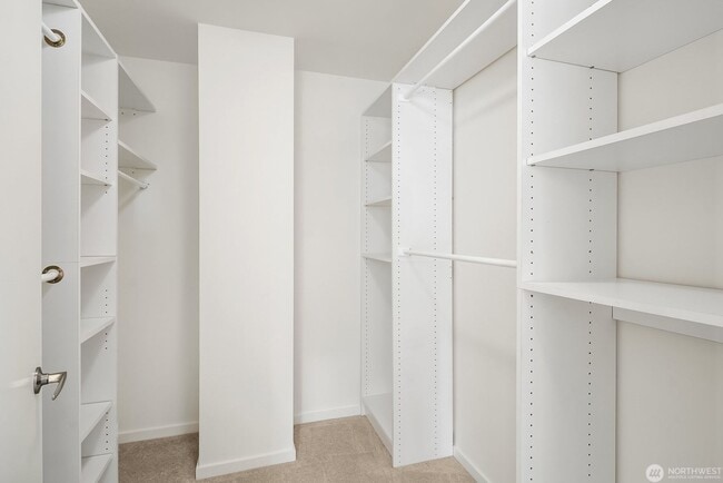 Building Photo - 2Bd/1.75Ba Bellevue Condo