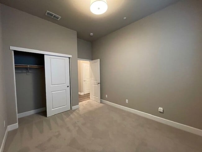 Building Photo - Stunning 3 Bedroom Home in Roseville near Rex Fortune Elementary and John Byouk Park!