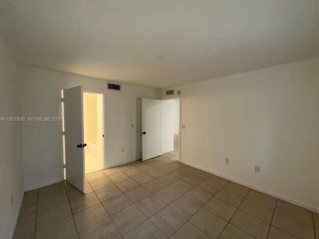 Building Photo - 2911 SE 13th Rd