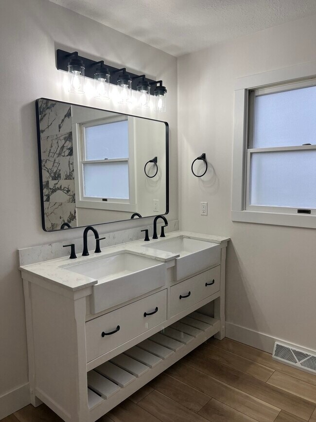 Building Photo - 109 Ravinia Dr