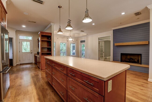 Building Photo - 15813 A