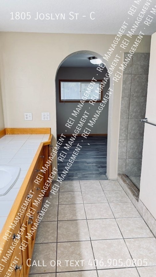 Building Photo - 1805 Joslyn St