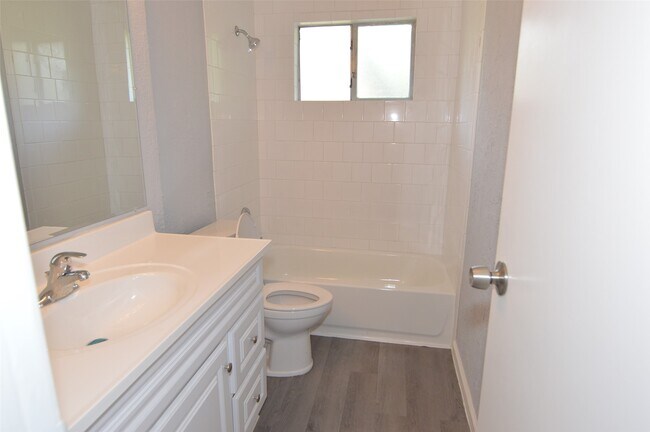 Building Photo - 5214 Beaverhill Dr