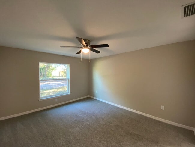 Building Photo - Custom Home - Desirable SE Ocala Neighborhood 3/2/2 **Won't Last**