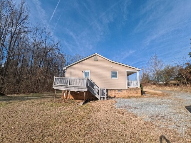 Building Photo - Lovely Home All on one Level